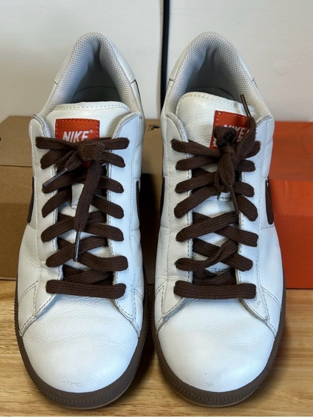 Nike Men’s 9 Women’s 10.5 White & Brown Low-Top Leather Sneakers